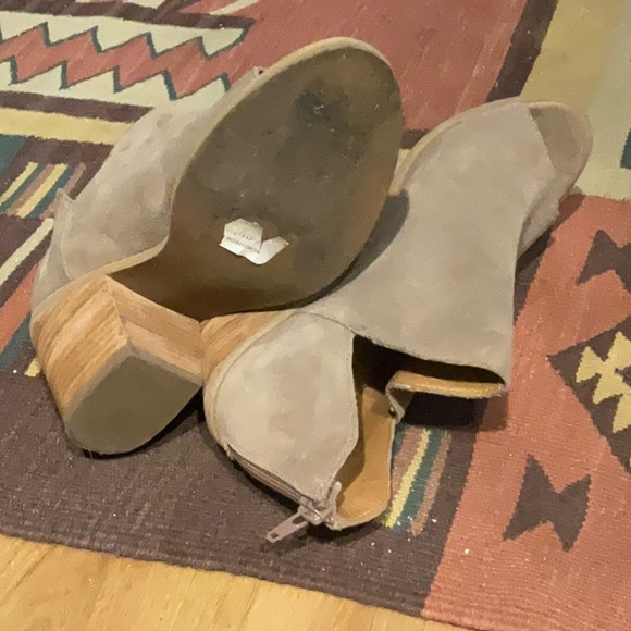 Susina Corina, Nude Leather PeepToe Booties w/ a zip up back closure & a 3” heel - Picture 8 of 12